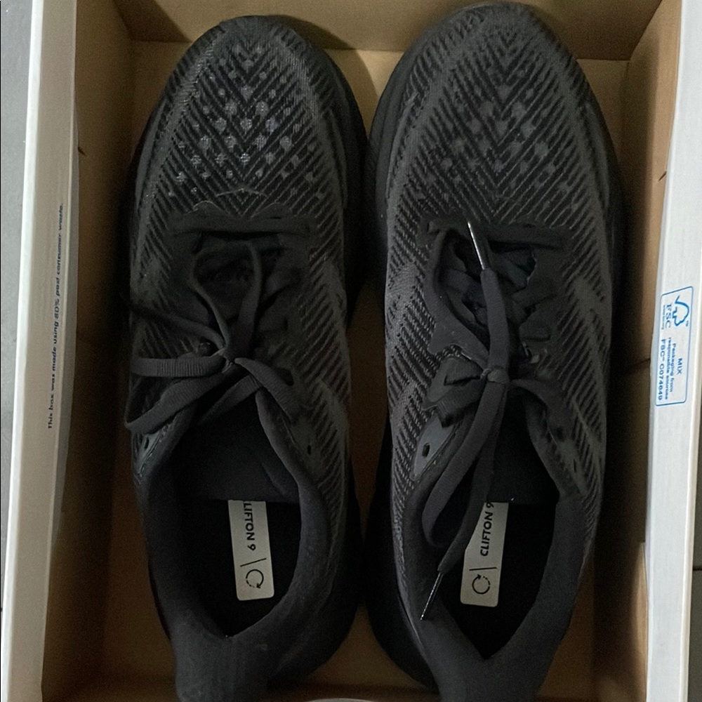 Womens nearly brand new hoka clifton 9